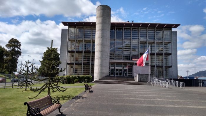 A photo of a Chilean court house